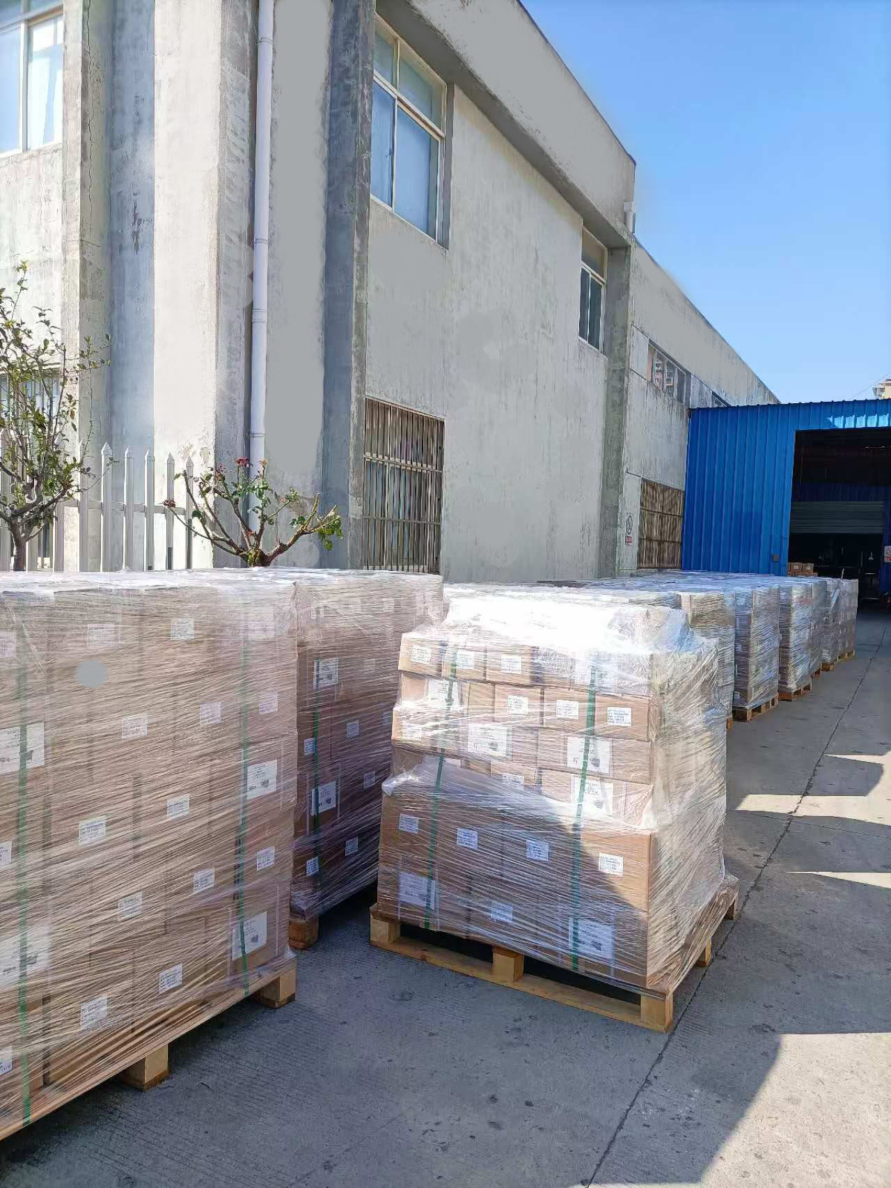 Một số lượng lớn các bụi cây chịu lực hoàn thành đang được vận chuyển